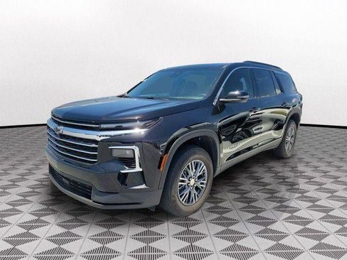 Used 2025 Chevrolet Traverse LT FWD image 3