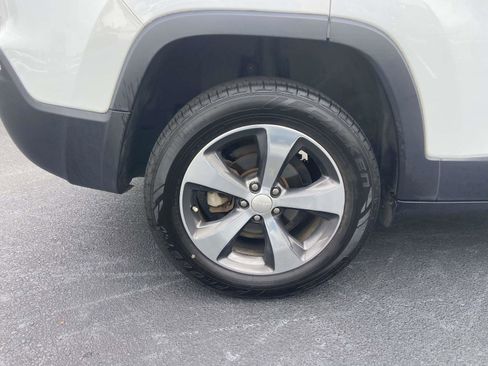 Used 2020 Jeep Cherokee Limited image 11