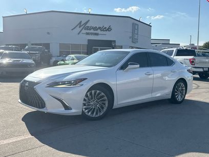 Used 2022 Lexus ES 300h Ultra Luxury w/ Accessory Package 2