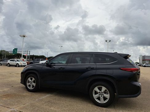 Used 2023 Toyota Highlander LE FWD image 3