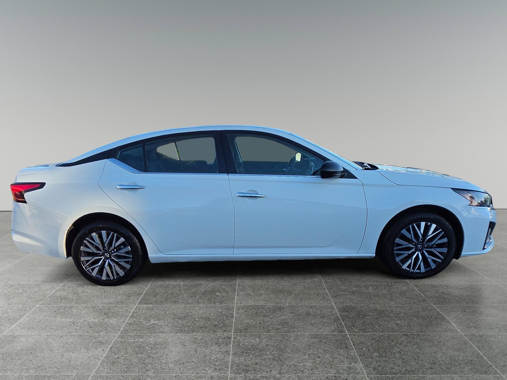Used 2025 Nissan Altima 2.5 SV AWD/4WD image 7