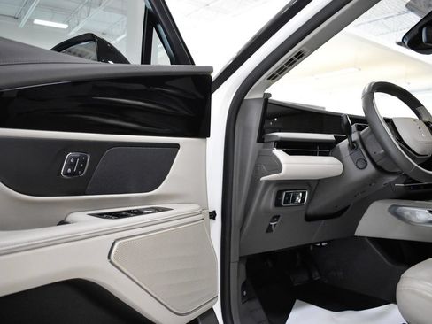 Used 2025 Lincoln Nautilus Premier AWD/4WD image 13