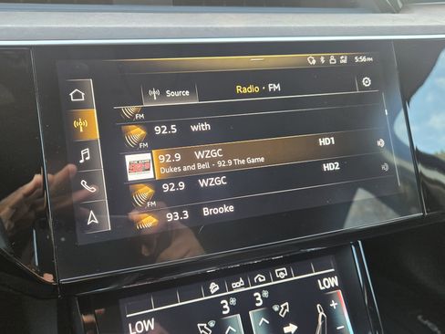 Used 2020 Audi e-tron Premium Plus image 22