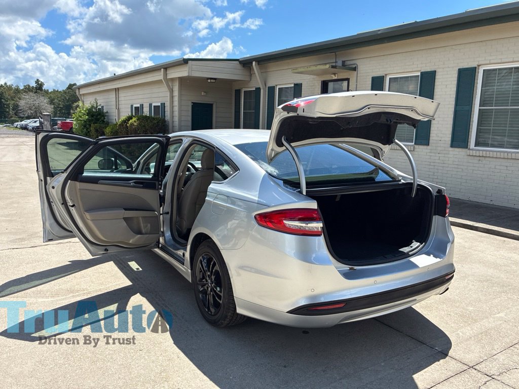 Used 2018 Ford Fusion SE w/ Fusion SE Technology Package FWD image 15