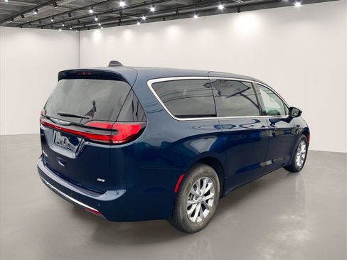 Used 2025 Chrysler Pacifica Select w/ Uconnect Theater Family Group AWD/4WD image 7