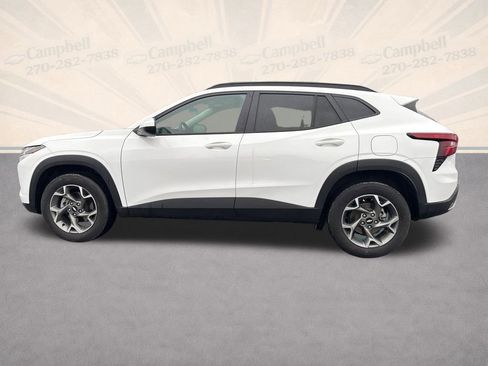 Used 2025 Chevrolet Trax LT w/ LT Convenience Package image 2