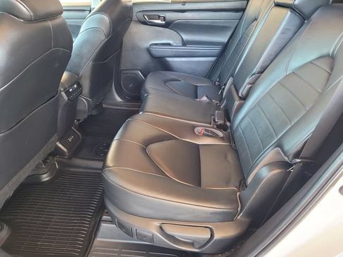 Used 2023 Toyota Highlander XLE AWD/4WD image 18