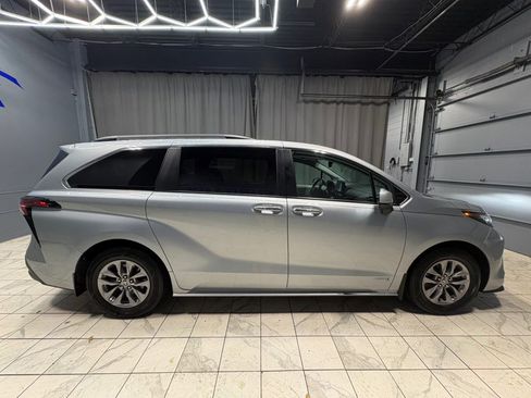 Used 2021 Toyota Sienna XLE image 8