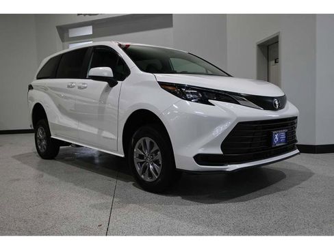 New 2026 Toyota Sienna LE FWD image 3