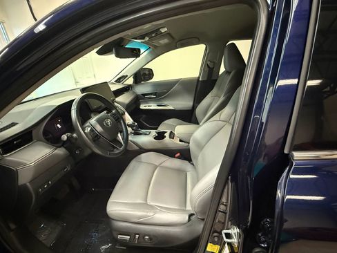 Used 2022 Toyota Venza XLE image 16