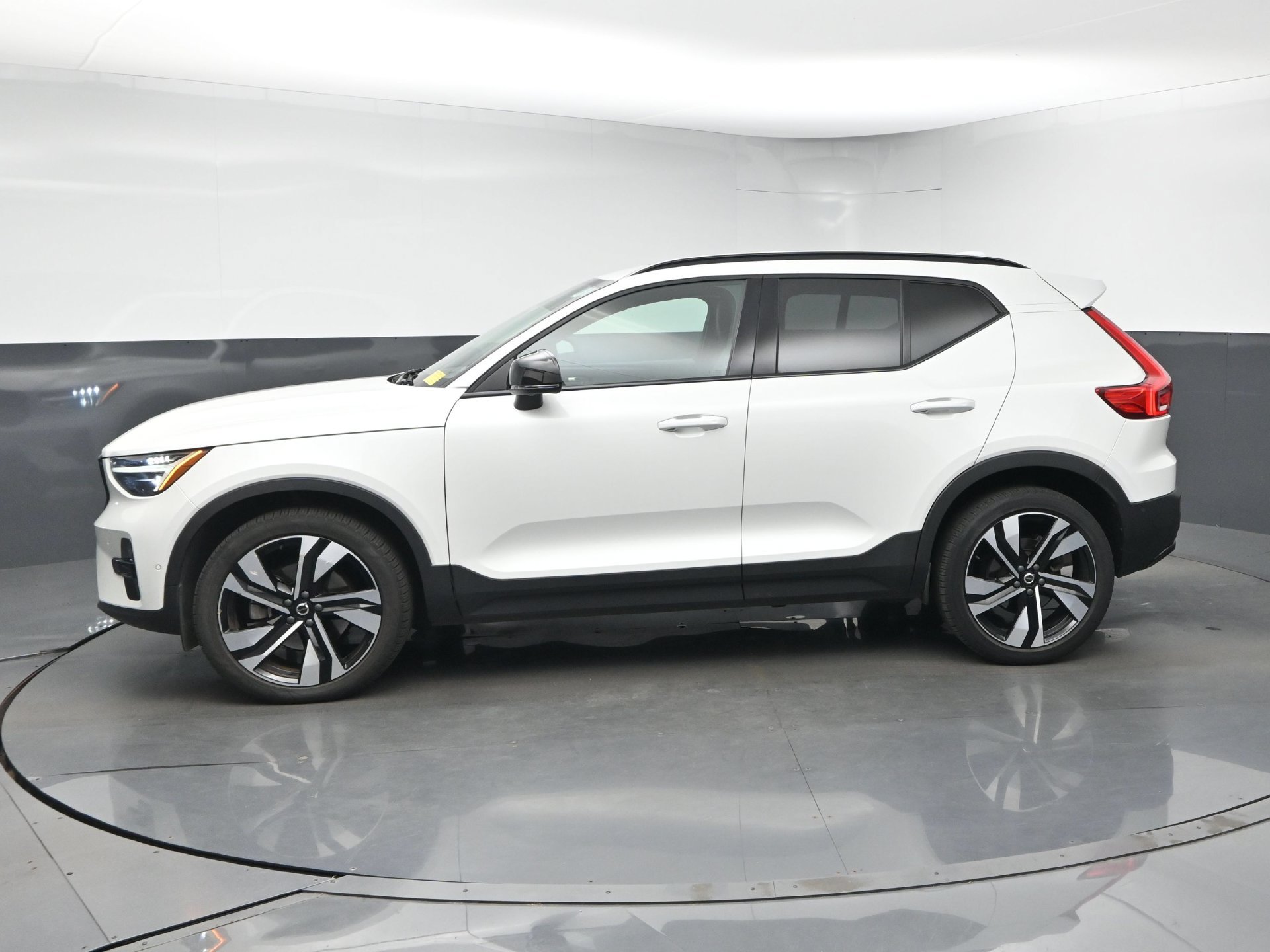Used 2024 Volvo XC40 B5 Ultimate w/ Protection Package Premier AWD/4WD image 4