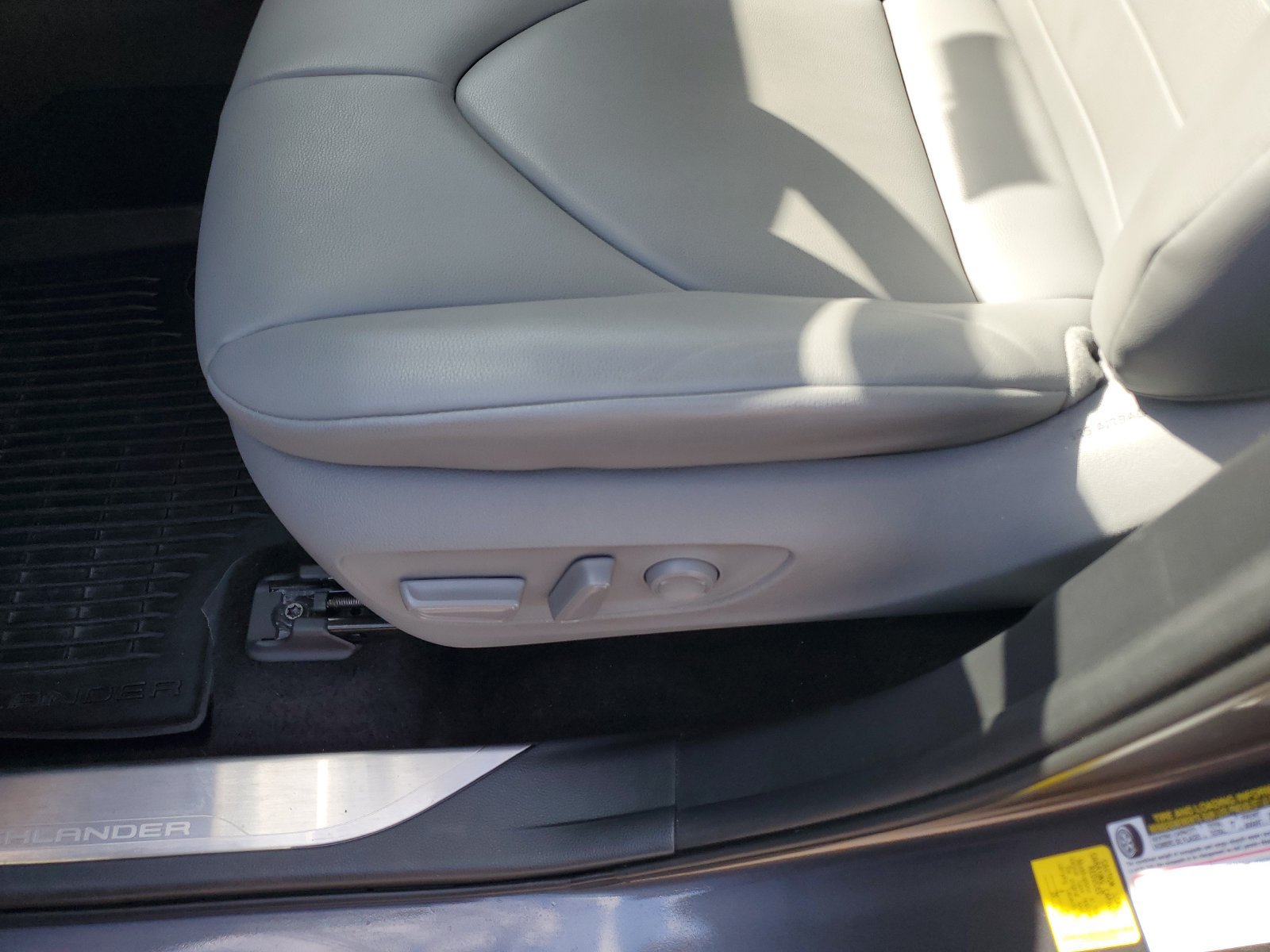 Used 2022 Toyota Highlander XLE AWD/4WD image 19