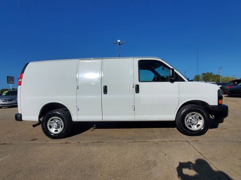 Used 2018 Chevrolet Express 2500 image 4