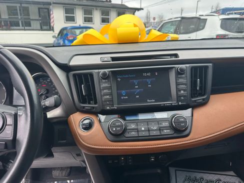 Used 2016 Toyota RAV4 Limited image 23