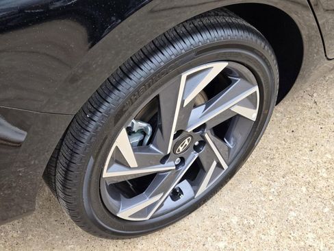 Certified 2025 Hyundai Elantra Limited image 5