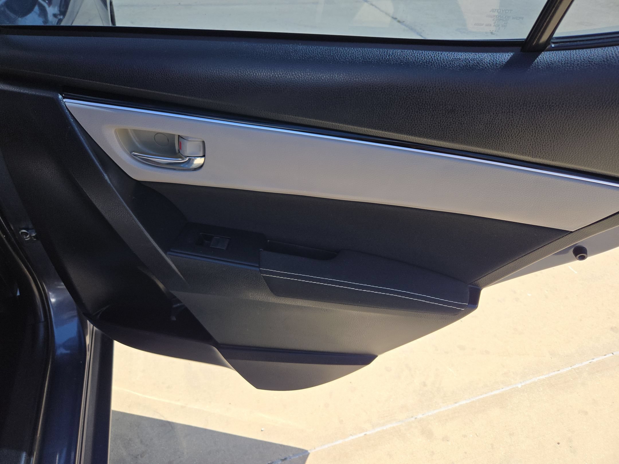 Used 2018 Toyota Corolla LE FWD image 26