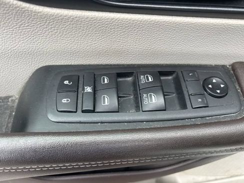 Used 2020 Chrysler Pacifica Touring FWD image 12