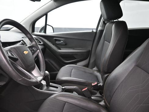 Used 2020 Chevrolet Trax LT w/ LT Convenience Package image 10