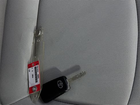 Used 2021 Toyota Corolla LE image 32