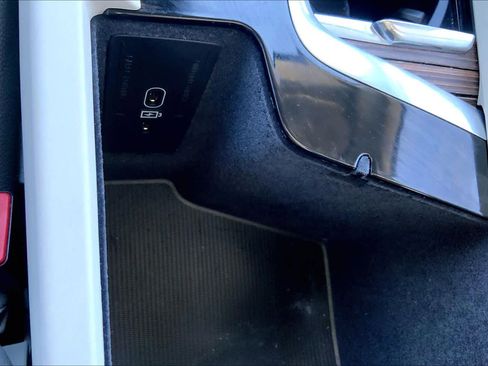 Used 2022 Volvo XC60 B5 Momentum w/ Protection Package Premier image 36