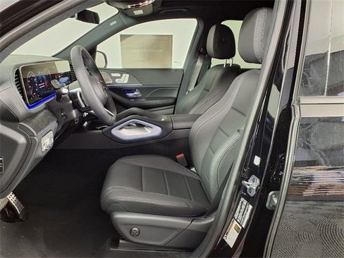 Used 2025 Mercedes-Benz GLS 450 4MATIC image 5