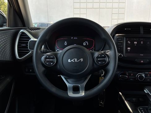 Used 2025 Kia Soul LX w/ LX Technology Package FWD image 30