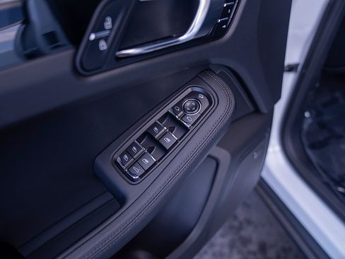 Certified 2025 Porsche Macan Turbo AWD/4WD image 18