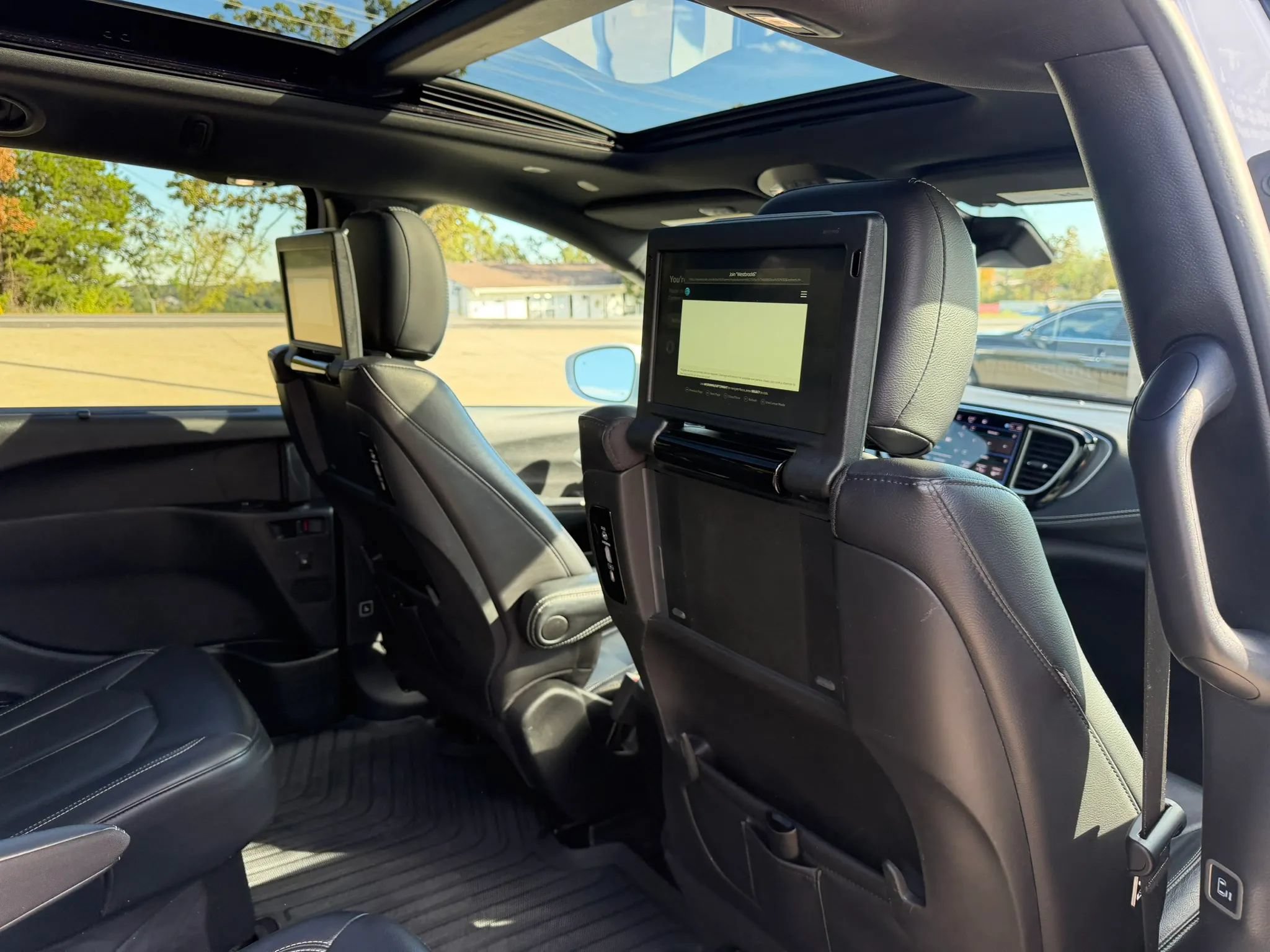 Used 2022 Chrysler Pacifica Touring-L w/ Uconnect Theater Family Group AWD/4WD image 48