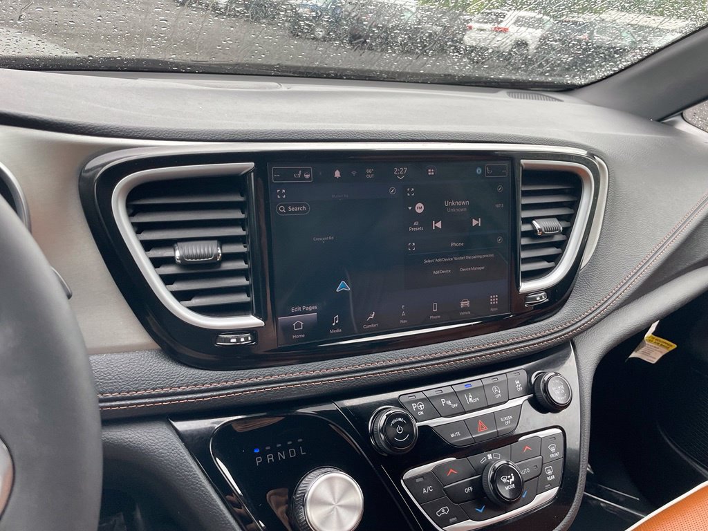 Used 2024 Chrysler Pacifica Pinnacle AWD/4WD image 12
