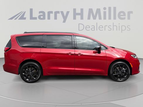 New 2026 Chrysler Pacifica Limited w/ S Appearance Package AWD/4WD image 6