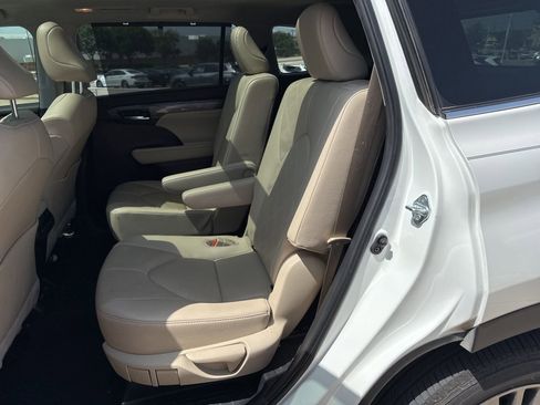 Used 2021 Toyota Highlander Platinum AWD/4WD image 12
