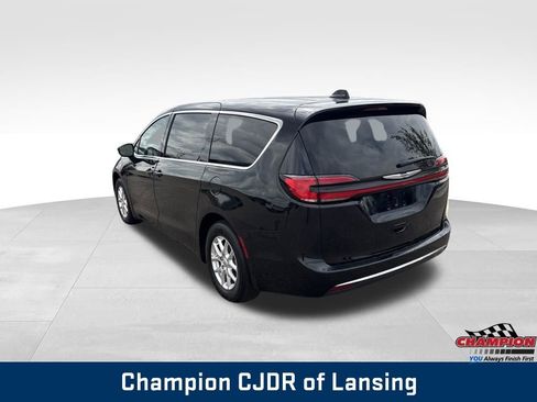 Used 2025 Chrysler Pacifica Select FWD image 5