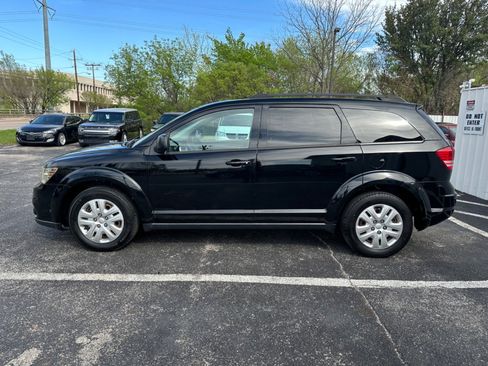Used 2019 Dodge Journey SE image 2