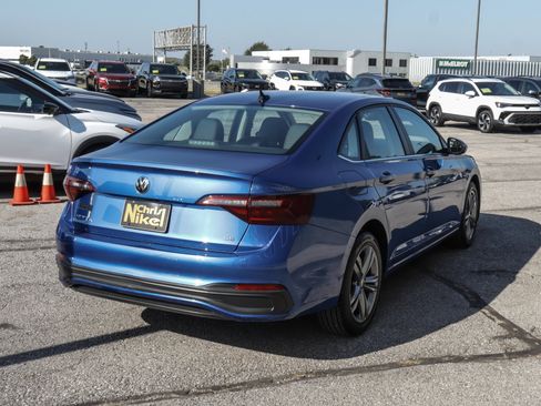 Used 2024 Volkswagen Jetta SE FWD image 4
