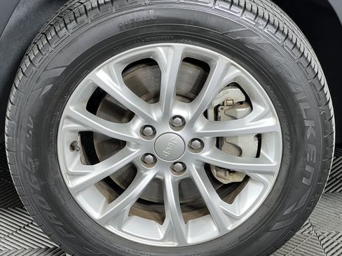 Used 2019 Jeep Cherokee Latitude w/ Popular Appearance Group image 15