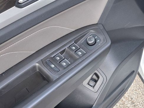 Used 2023 Volkswagen Atlas SE image 30