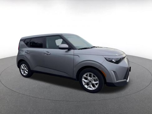 Used 2025 Kia Soul LX w/ LX Technology Package FWD image 2
