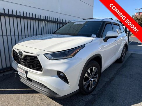 Used 2021 Toyota Highlander XLE FWD image 3