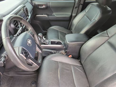 Used 2020 Toyota Tacoma TRD Sport image 9