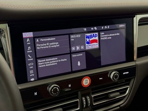 Certified 2025 Porsche Macan AWD/4WD image 18