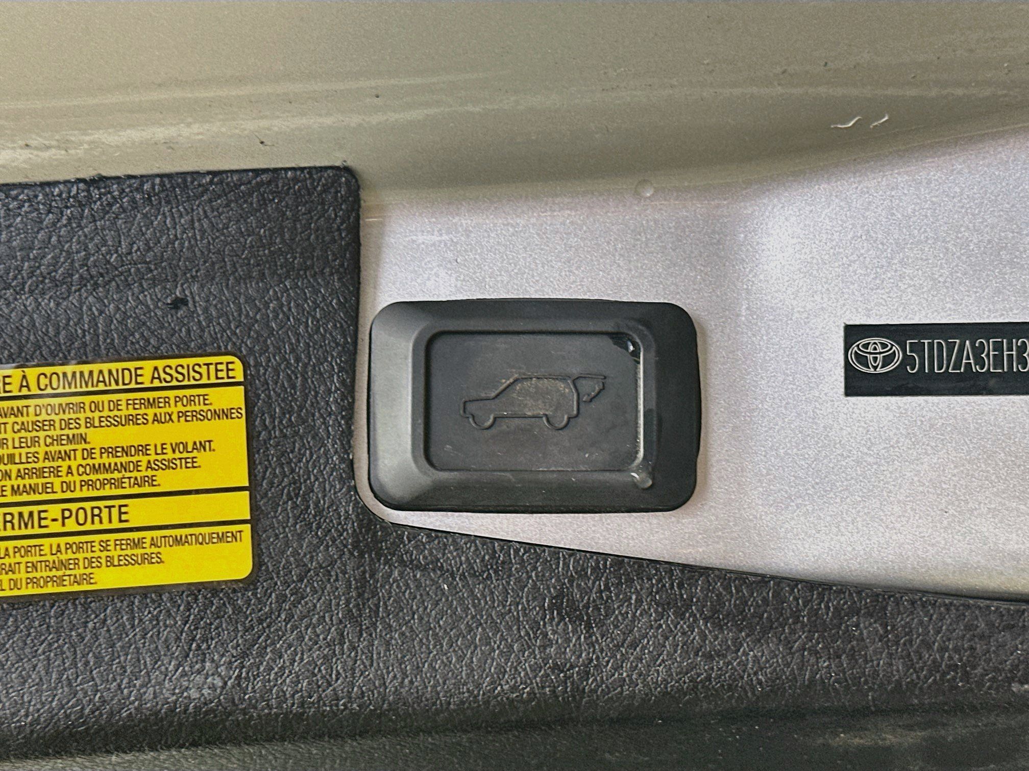 Used 2012 Toyota Highlander SE w/ Tow Pkg FWD image 31