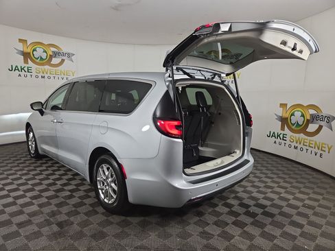 Certified 2024 Chrysler Pacifica Touring-L FWD image 31