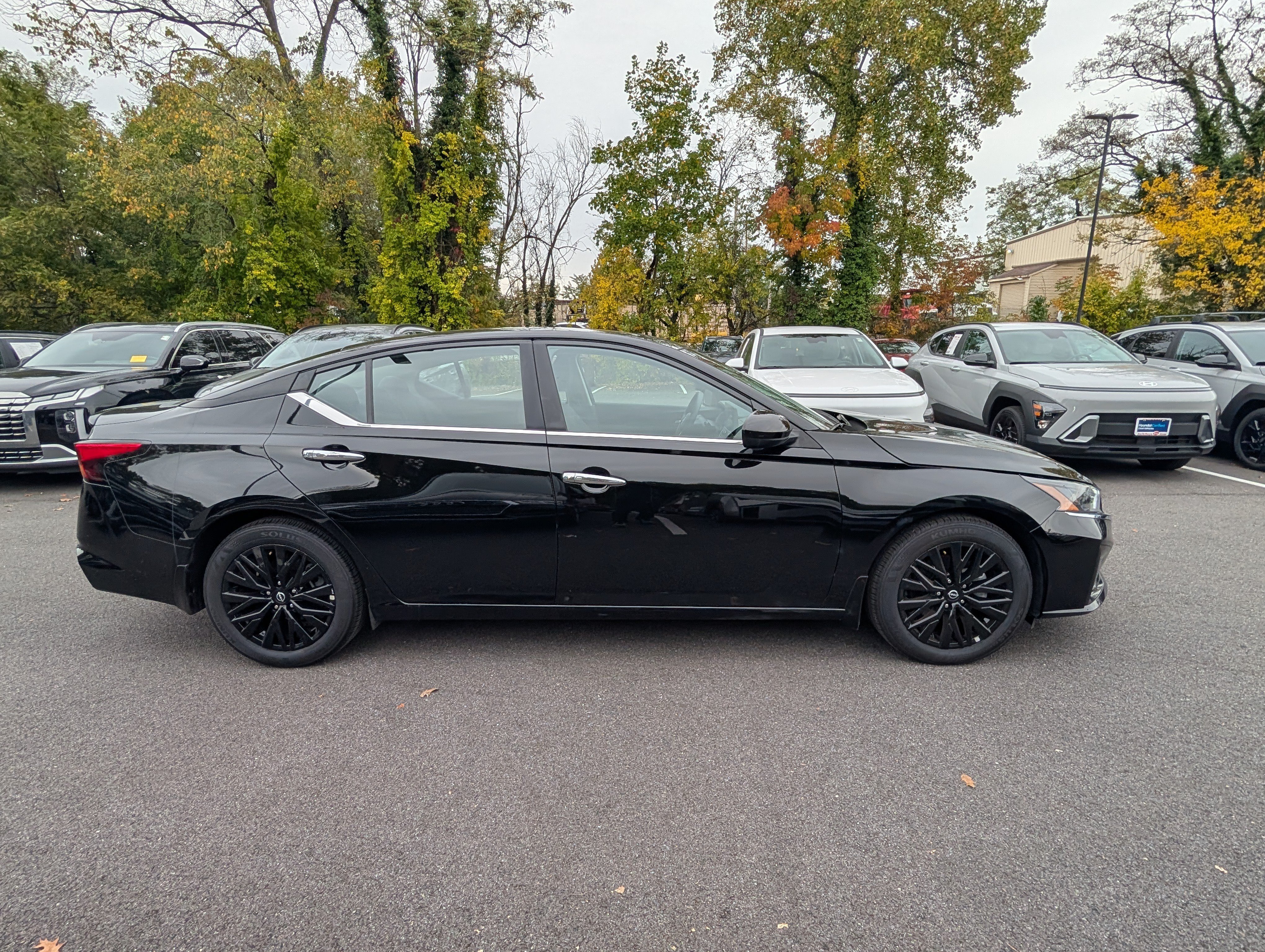 Used 2025 Nissan Altima 2.5 SV w/ SV Special Edition Package FWD image 2