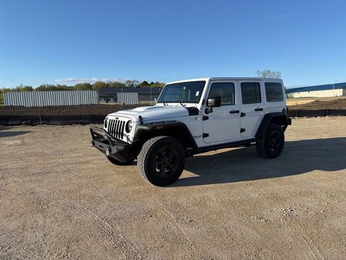 Used 2015 Jeep Wrangler Unlimited Sahara AWD/4WD image 3