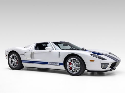 Used 2005 Ford GT RWD image 8