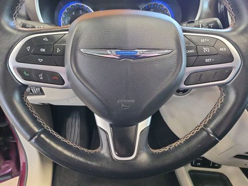 Used 2017 Chrysler Pacifica Touring-L FWD image 17