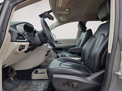 Used 2023 Chrysler Pacifica Touring-L FWD image 23