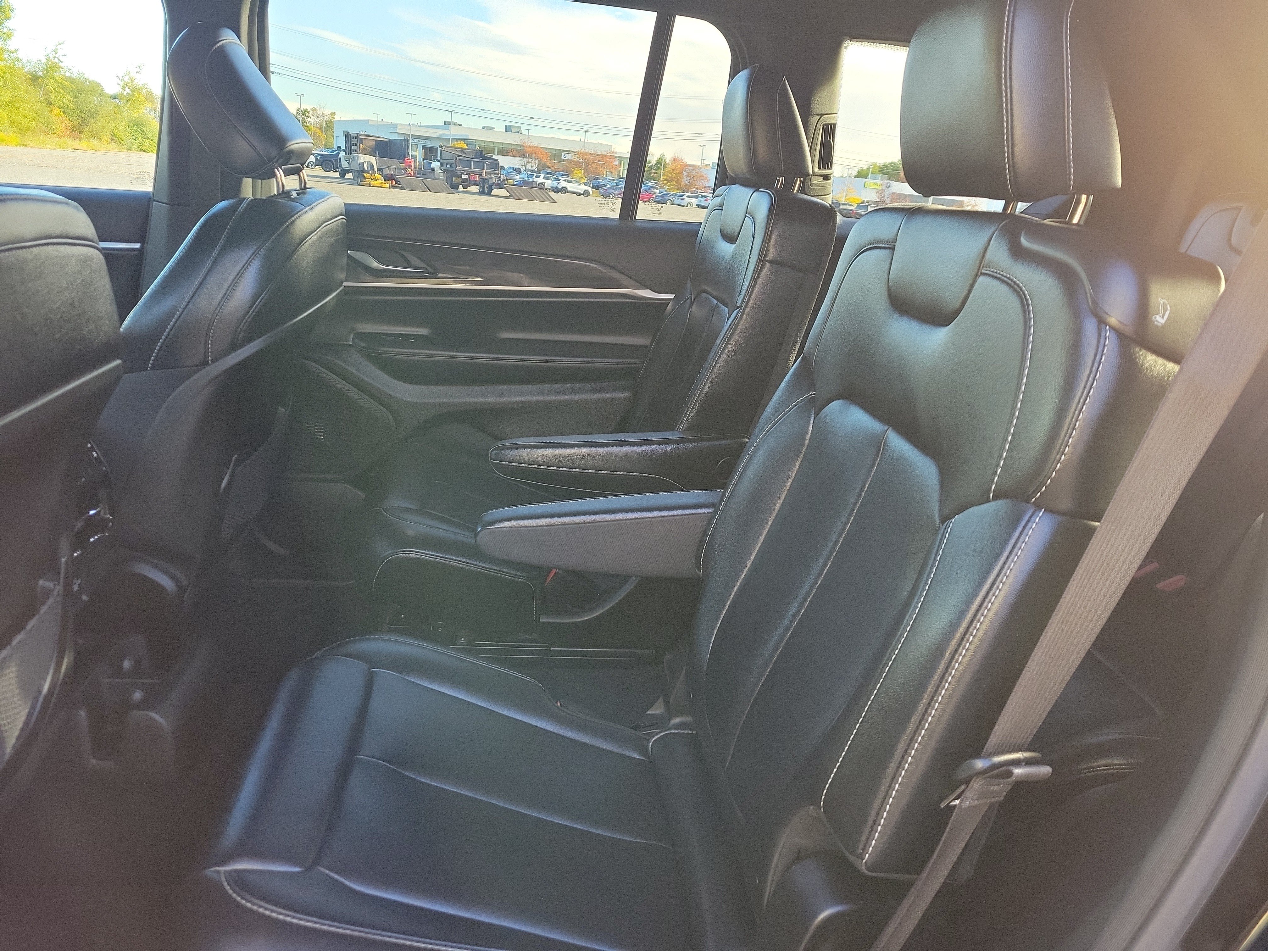 Used 2024 Jeep Grand Cherokee L Limited w/ Black Appearance Package AWD/4WD image 16