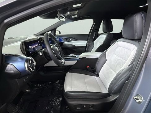 Certified 2025 Chevrolet Equinox EV LT image 17