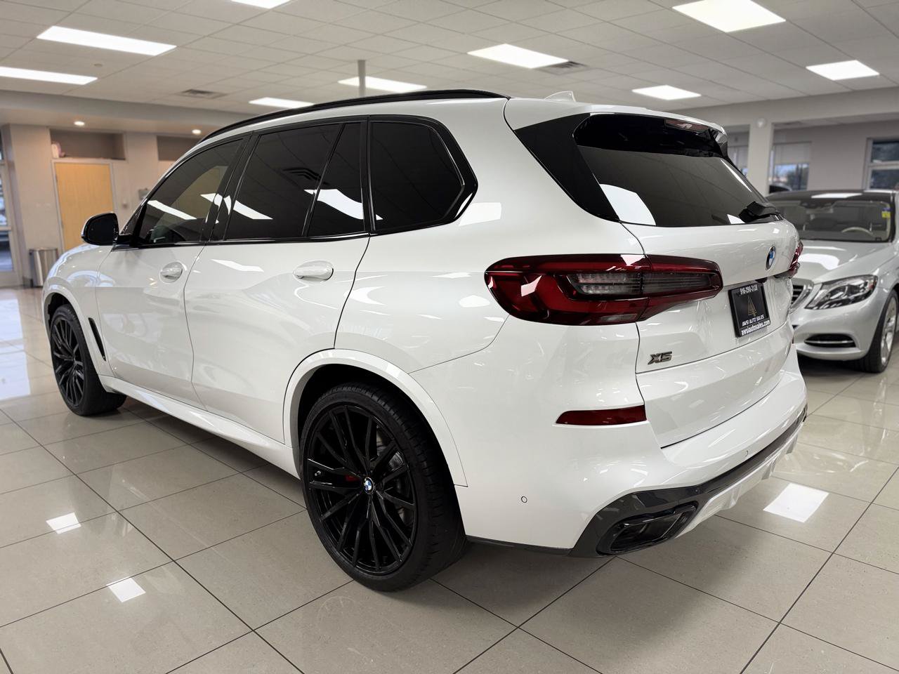 Used 2023 BMW X5 M50i w/ Executive Package AWD/4WD image 2